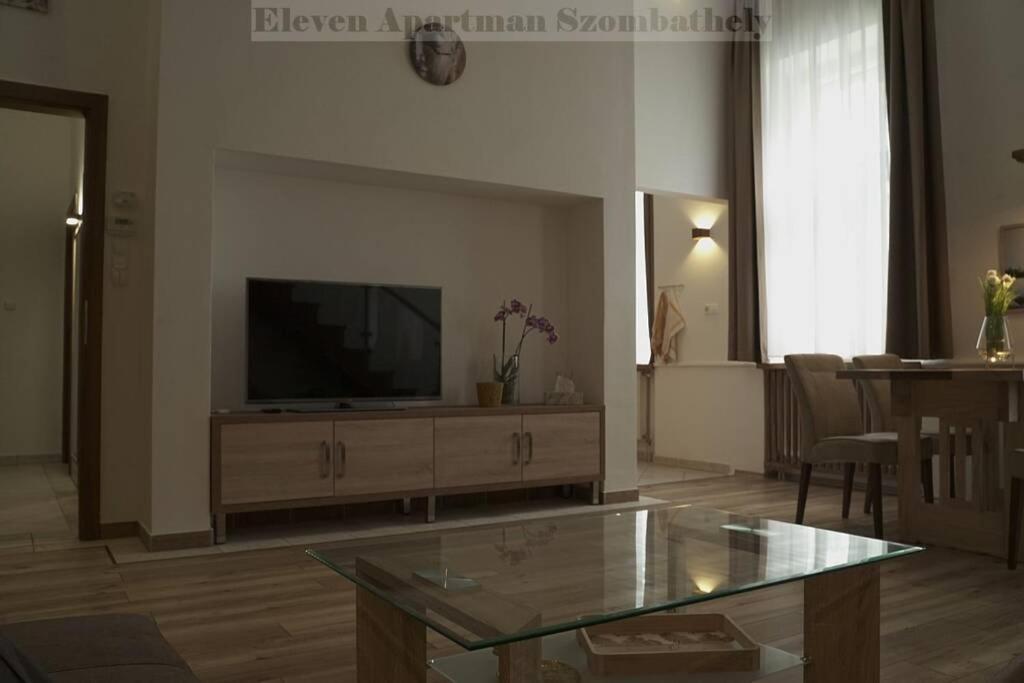 Eleven Apartman Appartement Szombathely Buitenkant foto